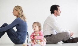 夫妻打闹 女儿吃瓜视频,女儿成“吃瓜群众”，温馨家庭瞬间曝光