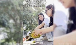 美女边笑边吃瓜视频,美女边笑边吃瓜的欢乐时光