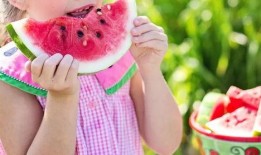 小孩的吃瓜视频,小萌娃吃瓜视频萌翻网友