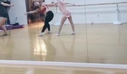 吃瓜跳舞女友视频,女友吃瓜跳舞视频走红网络