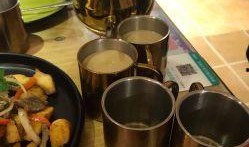 新疆奶茶店吃瓜原视频,欢乐氛围感染网友