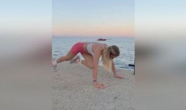 外国美女在海边吃瓜视频,外国美女海边悠闲食瓜时光