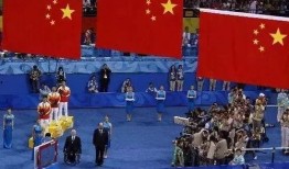 乒乓队员集体吃瓜视频,欢乐瞬间，展现团队风采