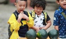 萌娃看着爸爸吃瓜视频,萌态十足引网友热议